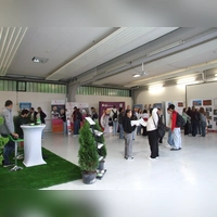 Reger Betrieb herrschte auf dem Gelände der Bayerischen Bauakademie in Feuchtwangen. Dort präsentierten sich bei der Orientierungsmesse des Zweckverbands Interfranken insgesamt rund 100 Ausstellende und informierten über ihre Ausbildungsangebote. (Foto: Jasmin Kiendl)
