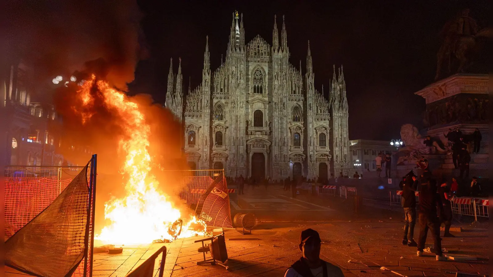 Vor dem Mailänder Dom brannte am Samstagabend ein Feuer.  (Foto: Stefano Porta/LaPresse/AP/dpa)