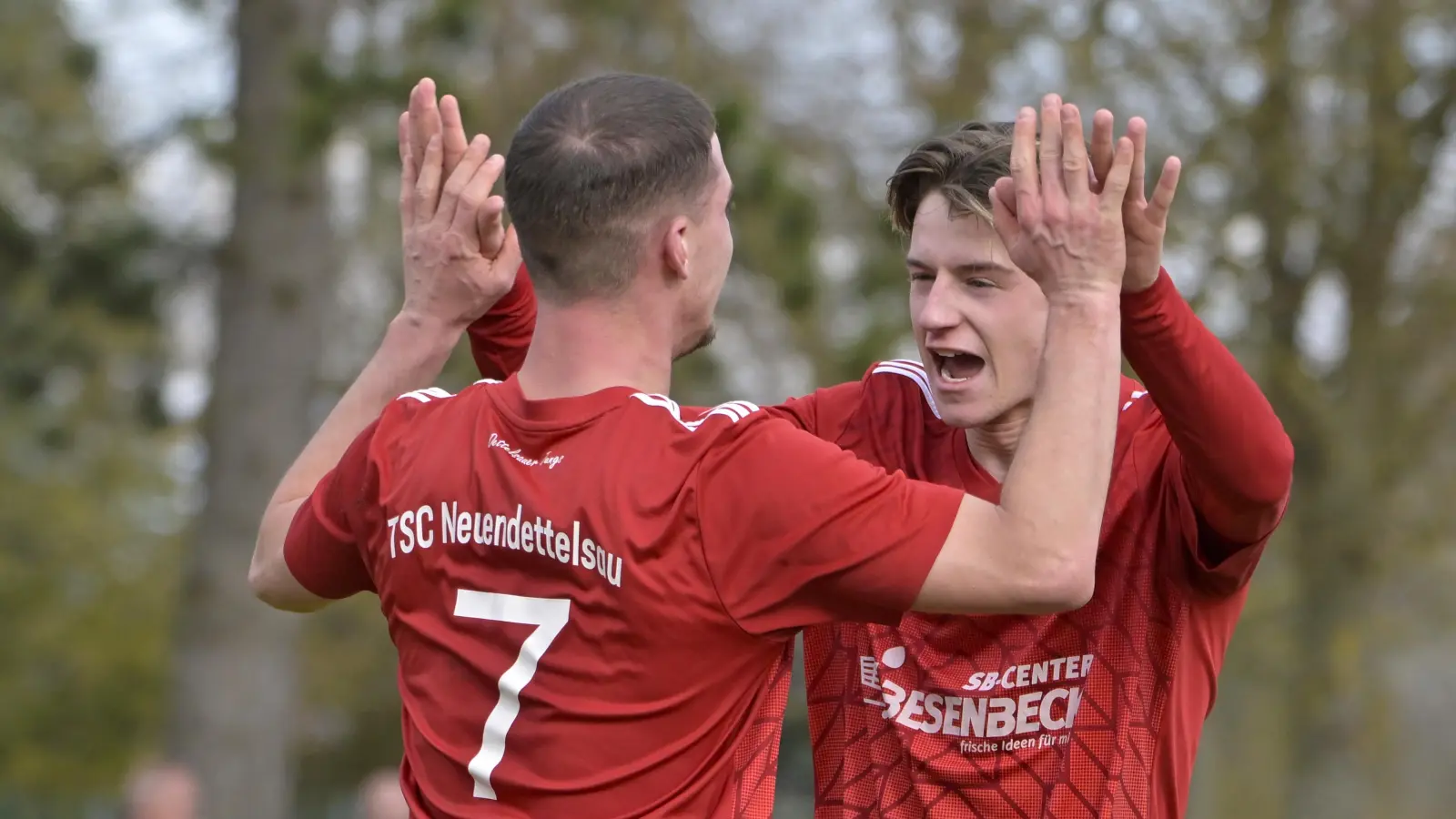 Die Neuendettelsauer Torschützen in Feucht (hier in einem anderen Spiel): Moritz Ortner (links) und Julius Schöniger. (Foto: Martin Rügner)