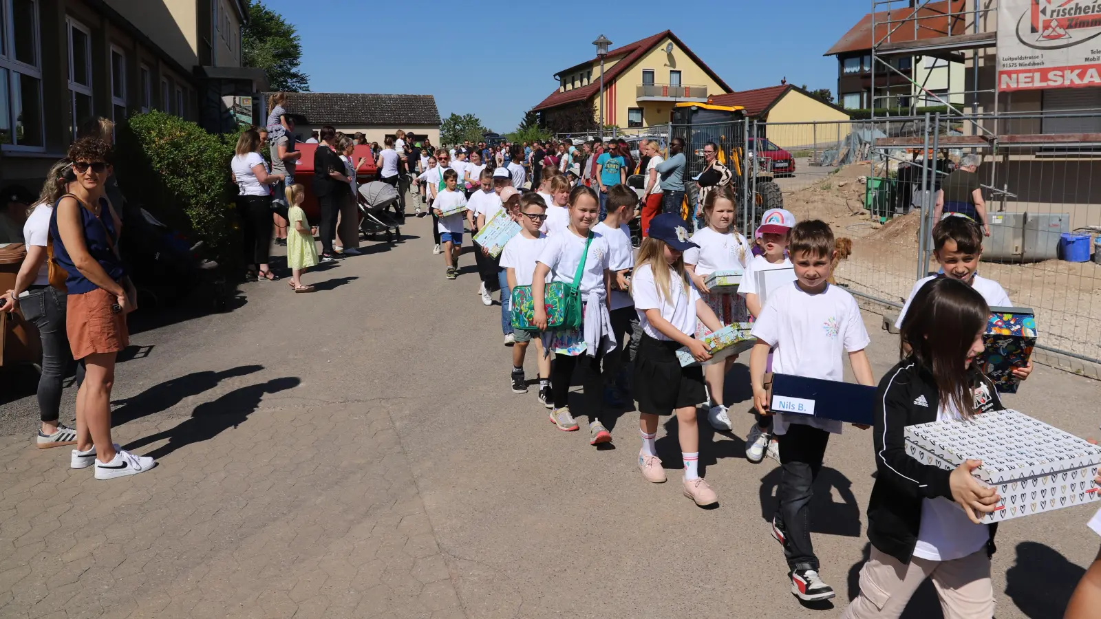 Mit Malkisten bepackt, wanderten die Grundschulkinder im Rahmen eines Umzugsfests los. (Foto: Oliver Herbst)