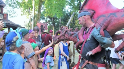 Ein Drache zog beim Mittelaltermarkt im Dinkelsbühler Stadtpark umgehend die Aufmerksamkeit auf sich. (Foto: Alexander Schäffer)