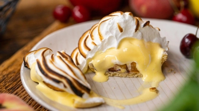 Der Eischnee des Eistörtchens sieht nach dem Grillen herrlich flambiert aus und schützt das Eis beim dreiminütigem Grillen vor dem Schmelzen. Das passiert dann erst auf dem Teller.  (Foto: Marian Moschen/Mann backt/dpa-tmn)