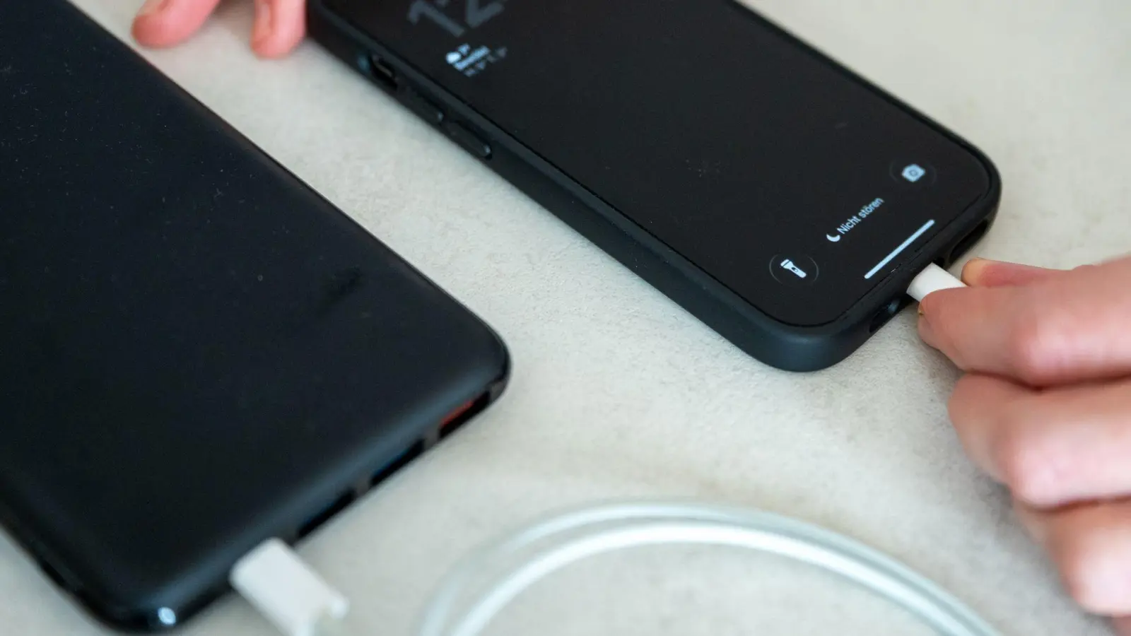 Soll die Powerbank nur gelegentlich das Smartphone aufladen, genügt ein Modell mit 5.000 bis 10.000 Milliamperestunden. (Foto: Zacharie Scheurer/dpa-tmn)