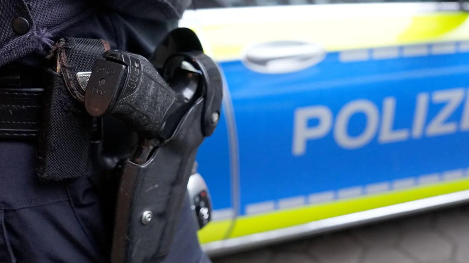 Mehrere Streifenwagen der Polizei sichern den Tatort in einer Münchner Wohnstraße ab, nachdem es zu einer handfesten Auseinandersetzung zwischen mehreren Menschen gekommen ist. (Symbolbild) (Foto: Marcus Brandt/dpa)