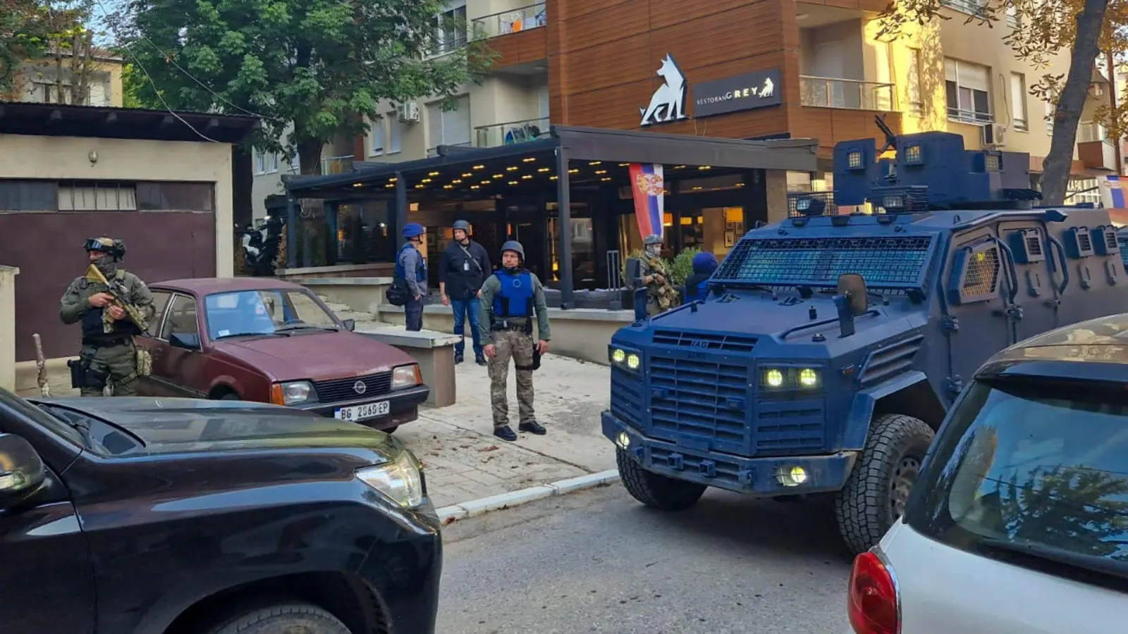 Kosovo-Polizisten durchsuchen ein Restaurant und ein Gebäude im nördlichen Teil der Stadt Mitrovica. (Foto: Radul Radovanovic/AP)
