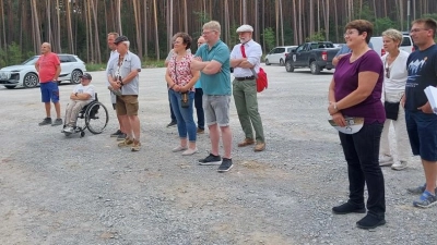 Der Bad Windsheimer Stadtrat machte sich ein Bild von der Bürgerwindkraftanlage Linden-Hohenroth. (Foto: Katrin Merklein)