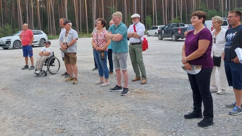 Der Bad Windsheimer Stadtrat machte sich ein Bild von der Bürgerwindkraftanlage Linden-Hohenroth. (Foto: Katrin Merklein)