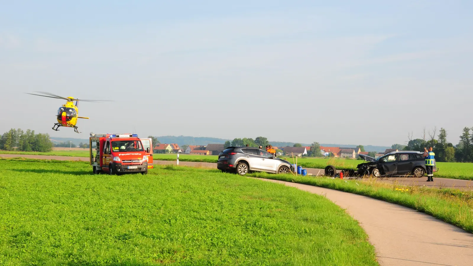 Ein Frontalzusammenstoß zwischen Thann und Winkel rief am Donnerstagmorgen einen Helikopter auf den Plan. (Foto: Jonas Volland)