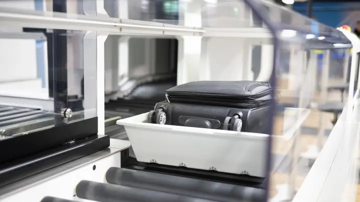 Der Flughafen Frankfurt will seine Luftsicherheitskontrollen mit modernen CT-Scannern verbessern. (Foto: Sebastian Gollnow/dpa)