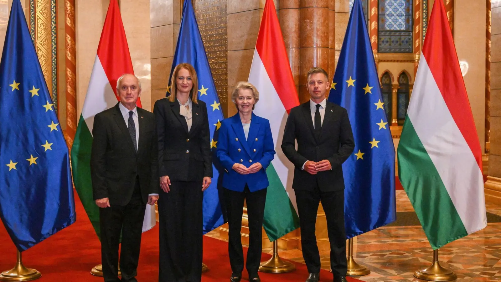 Ungarns Ministerpräsident Peter Magyar feierte den 70. Gedenktag der Revolte von 1956 mit Gästen die EU-Kommissionspräsidentin Ursula von der Leyen. (Foto: Tamas Purger/MTI via AP/dpa)