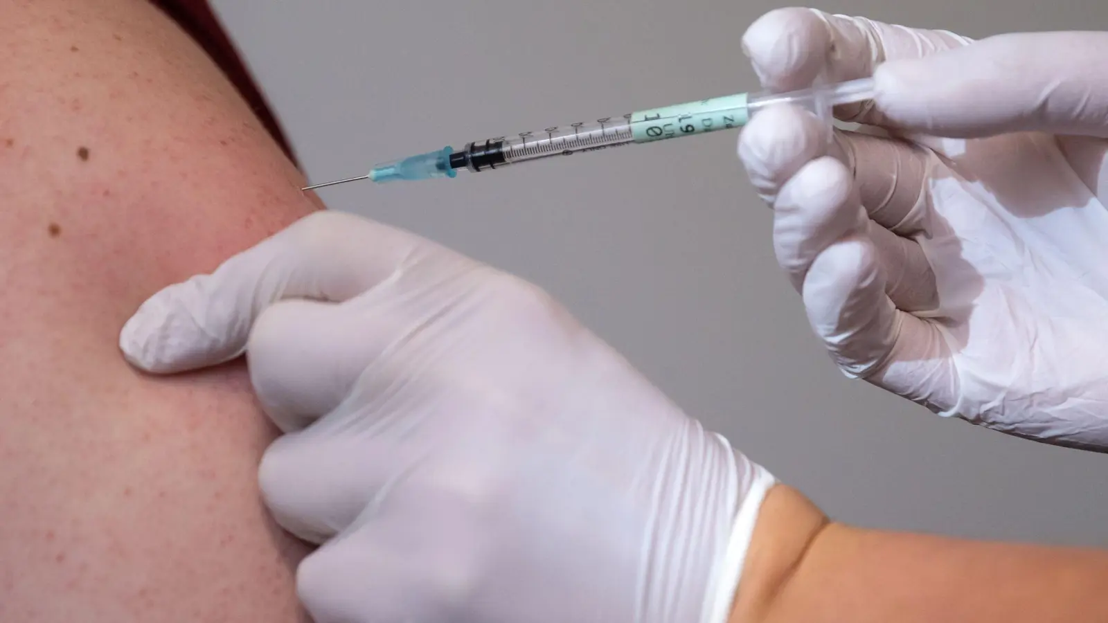 Ein neuer, angepasster Impfstoff könnte bald gegen eine Ansteckung mit dem Corona-Virus schützen. (Foto: Sven Hoppe/dpa)