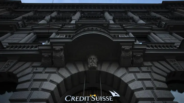 Mit jahrelangem Missmanagement und Risikogeschäften hat sich Credit Suisse selbst ins Abseits manövriert. (Foto: Michael Buholzer/KEYSTONE/dpa)