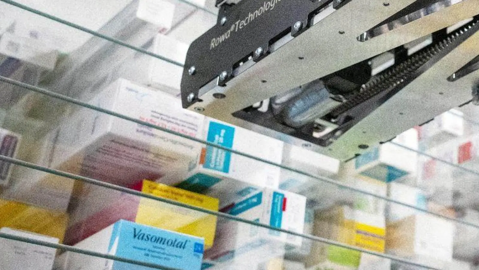 Ein Automat sucht in einer Apotheke ein Medikament für einen Kunden aus dem Warenlager heraus. (Foto: Pia Bayer/dpa)