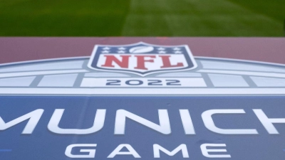 Ein Logo mit der Aufschrift „NFL Munich Game” ist an einer Bande zu sehen. Beim Deutschland-Spiel der NFL im Herbst 2024 in München treffen die Carolina Panthers auf die New York Giants. (Foto: Sven Hoppe/dpa)
