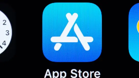 Das Logo des App-Store ist auf dem Bildschirm eines iPhones zu sehen. (Foto: Silas Stein/dpa)