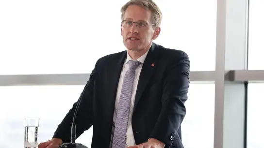 Daniel Günther (CDU), Ministerpräsident von Schleswig-Holstein, hat im Zusammenhang mit der Corona-Pandemie gefordert, die Quarantäneregeln zu ändern. (Foto: Frank Molter/dpa)