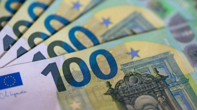 Geldscheine mit dem Wert von 100 und 50 Euro liegen auf einem Tisch. (Foto: Monika Skolimowska/dpa)