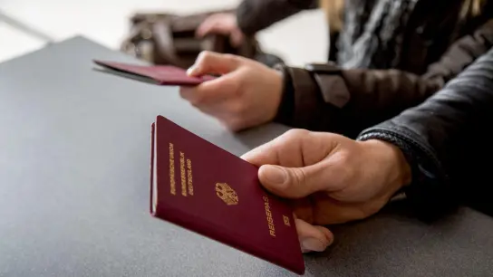 Egal, ob ein Kuba-Reisestempel im Pass zu finden ist oder nicht: Wer seit Mitte Januar 2021 in den Karibikstaat gereist ist, sollte für geplante USA-Reisen lieber ein Visum beantragen. (Foto: Christin Klose/dpa-tmn)
