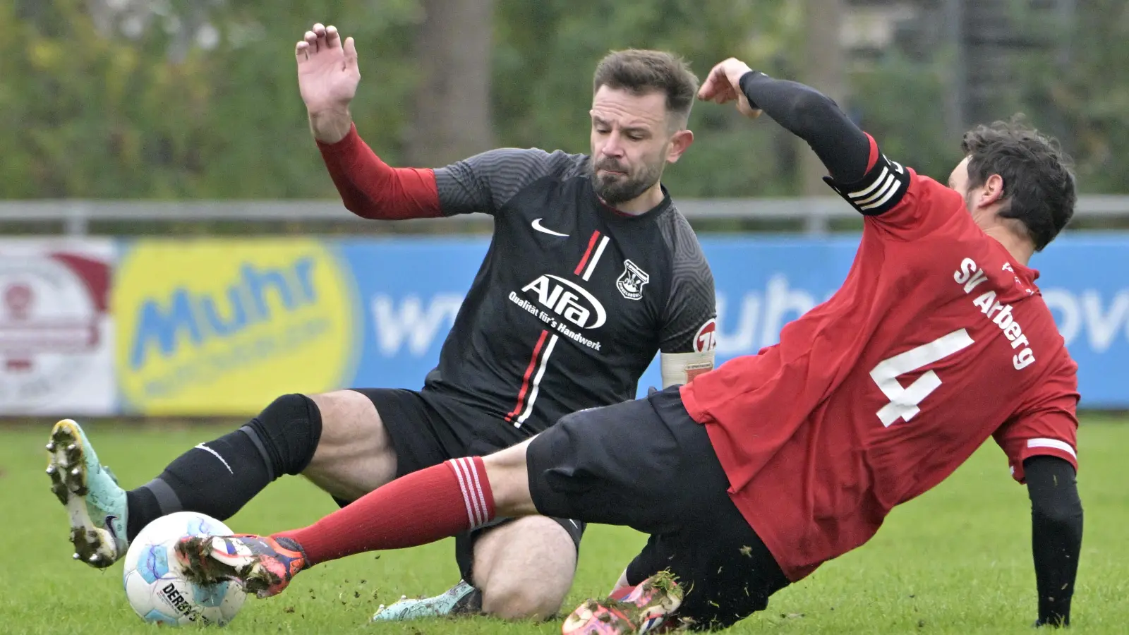 Pascal Haltmayer (links, hier in einem anderen Spiel) brachte Dinkelsbühl in Führung. (Foto: Martin Rügner)