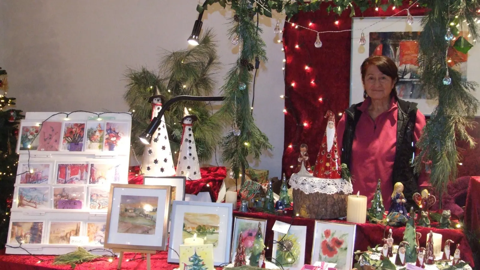 Wie lange sie den Künstler- und Kunsthandwerkermarkt im Rahmen des Dinkelsbühler Weihnachtsmarkts schon organisiert, weiß Chris Moninger gar nicht genau. 20 Jahre, schätzt sie. Diesmal sind die Stände im kleinen Schrannensaal aufgebaut. (Foto: Jasmin Kiendl)