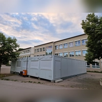 Container wie diese auf dem Pausenhof der Grund- und Mittelschule Windsbach werden bald auch beim Schulsportplatz aufgestellt. (Foto: Andrea Walke)