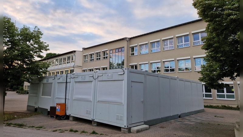 Container wie diese auf dem Pausenhof der Grund- und Mittelschule Windsbach werden bald auch beim Schulsportplatz aufgestellt. (Foto: Andrea Walke)