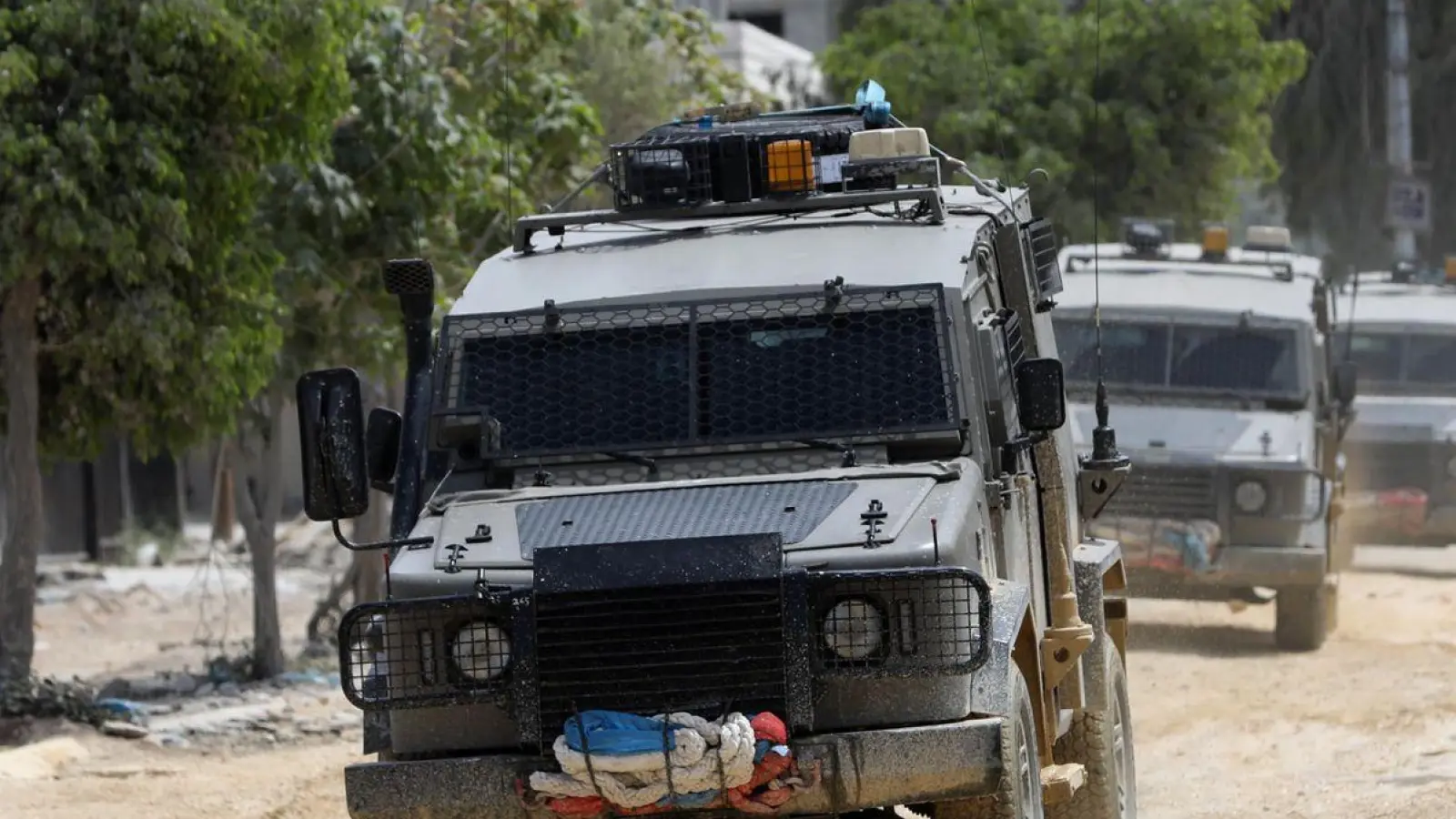 Militärfahrzeuge im palästinensischen Flüchtlingslager Nur Schams in Tulkarem. (Foto: Ayman Nobani/XinHua/dpa)
