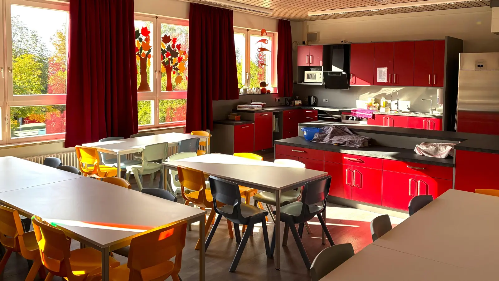 Die Räume wurden modern und warm gestaltet, sodass sich Lehrer und Schüler jederzeit wohlfühlen können. (Foto: Gerhard Wachmeier)