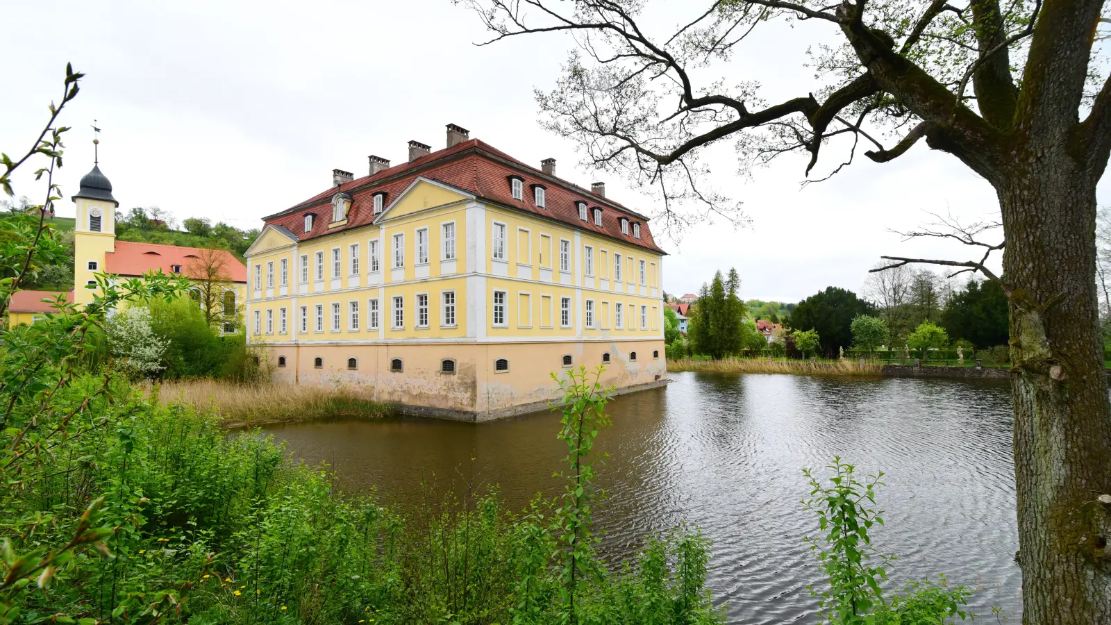 Bei zwei Einbrüchen im Schloss in Rügland wurden einst Wäsche, Geschirr, Revolver und Gewehre erbeutet. Im September 1923 müssen sich die vier Täter am Landgericht Ansbach verantworten. (Foto: Jim Albright)