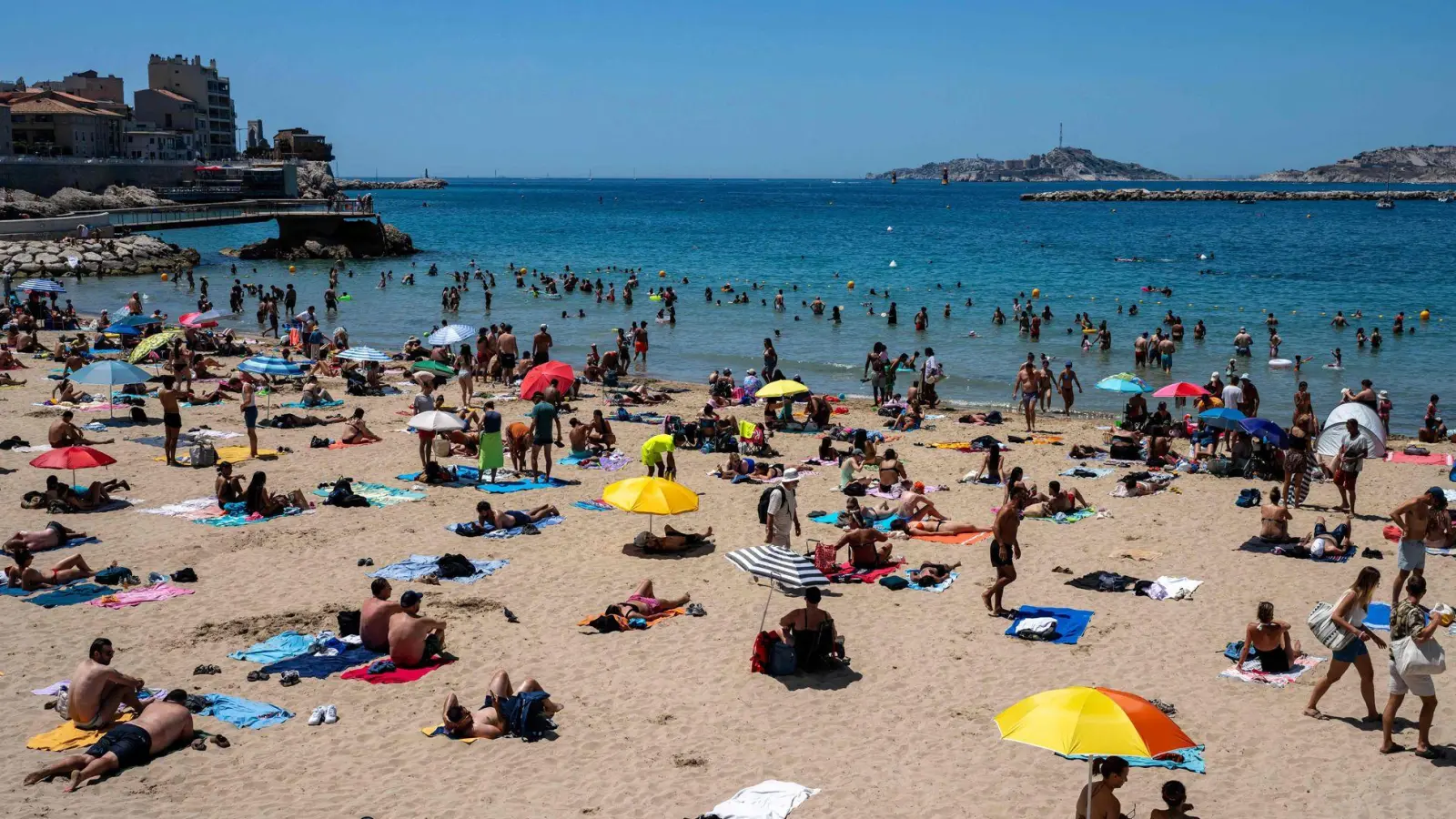 Die Temperaturen in Frankreich sollen laut dem französischen Wetterdienst in den kommenden Tagen noch steigen.  (Foto: Miguel Medina/AFP/dpa)