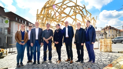Ein Treffen im Schatten des Kunstprojekts: Saskia Brettschneider und Jochen Büschl vom städtischen Bauamt, Oberbürgermeister Thomas Deffner, der Bildhauer Martin Steinert, Kulturreferentin Nadja Wilhelm, Werner Frieß, Vorstandsvorsitzender der Sparkasse Ansbach, sowie der Kunstpädagoge Helmut Sacha und der Kunsthistoriker Christian Eichinger vom Kunstbeirat (von links). (Foto: Jim Albright)