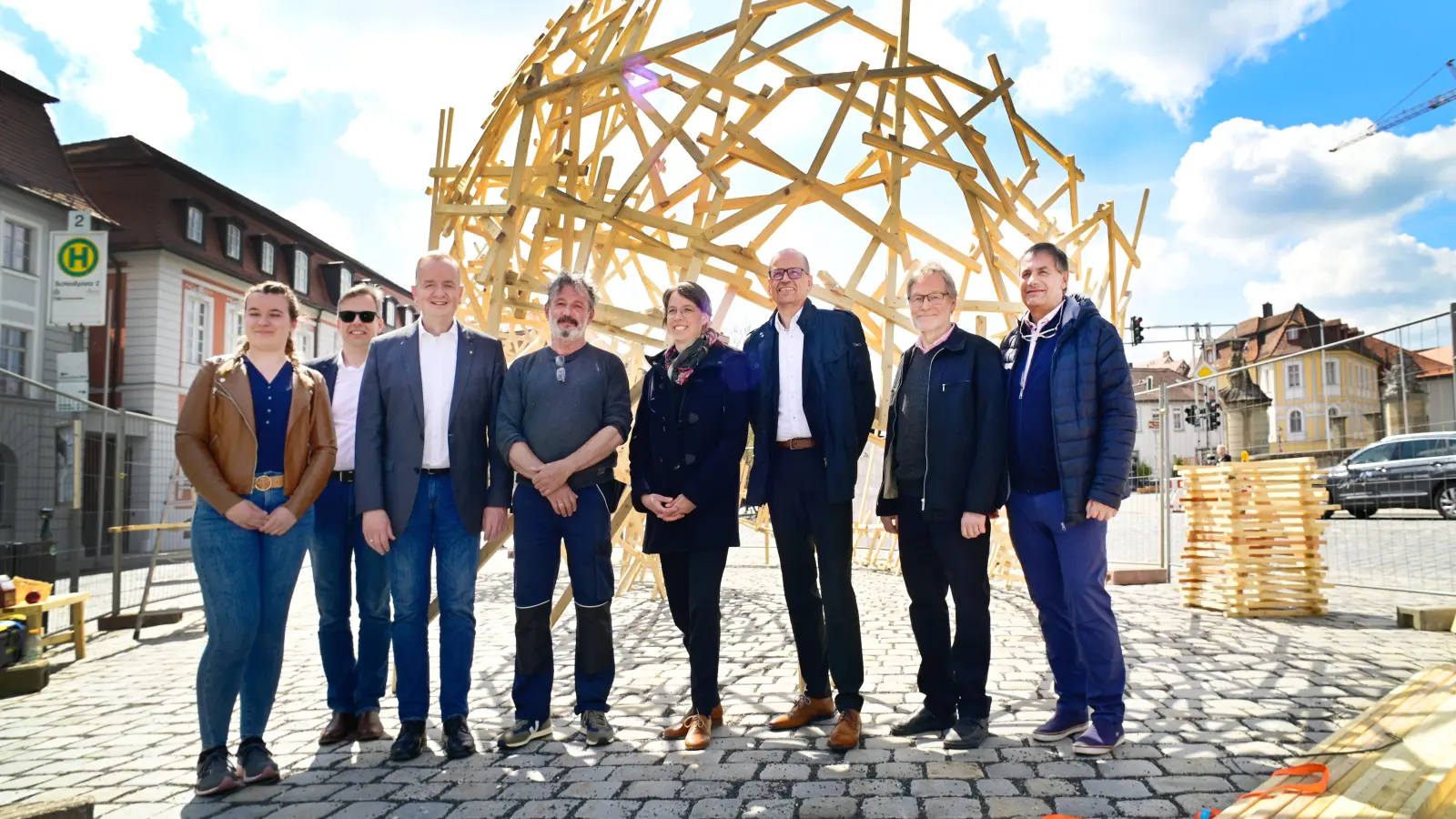 Ein Treffen im Schatten des Kunstprojekts: Saskia Brettschneider und Jochen Büschl vom städtischen Bauamt, Oberbürgermeister Thomas Deffner, der Bildhauer Martin Steinert, Kulturreferentin Nadja Wilhelm, Werner Frieß, Vorstandsvorsitzender der Sparkasse Ansbach, sowie der Kunstpädagoge Helmut Sacha und der Kunsthistoriker Christian Eichinger vom Kunstbeirat (von links). (Foto: Jim Albright)