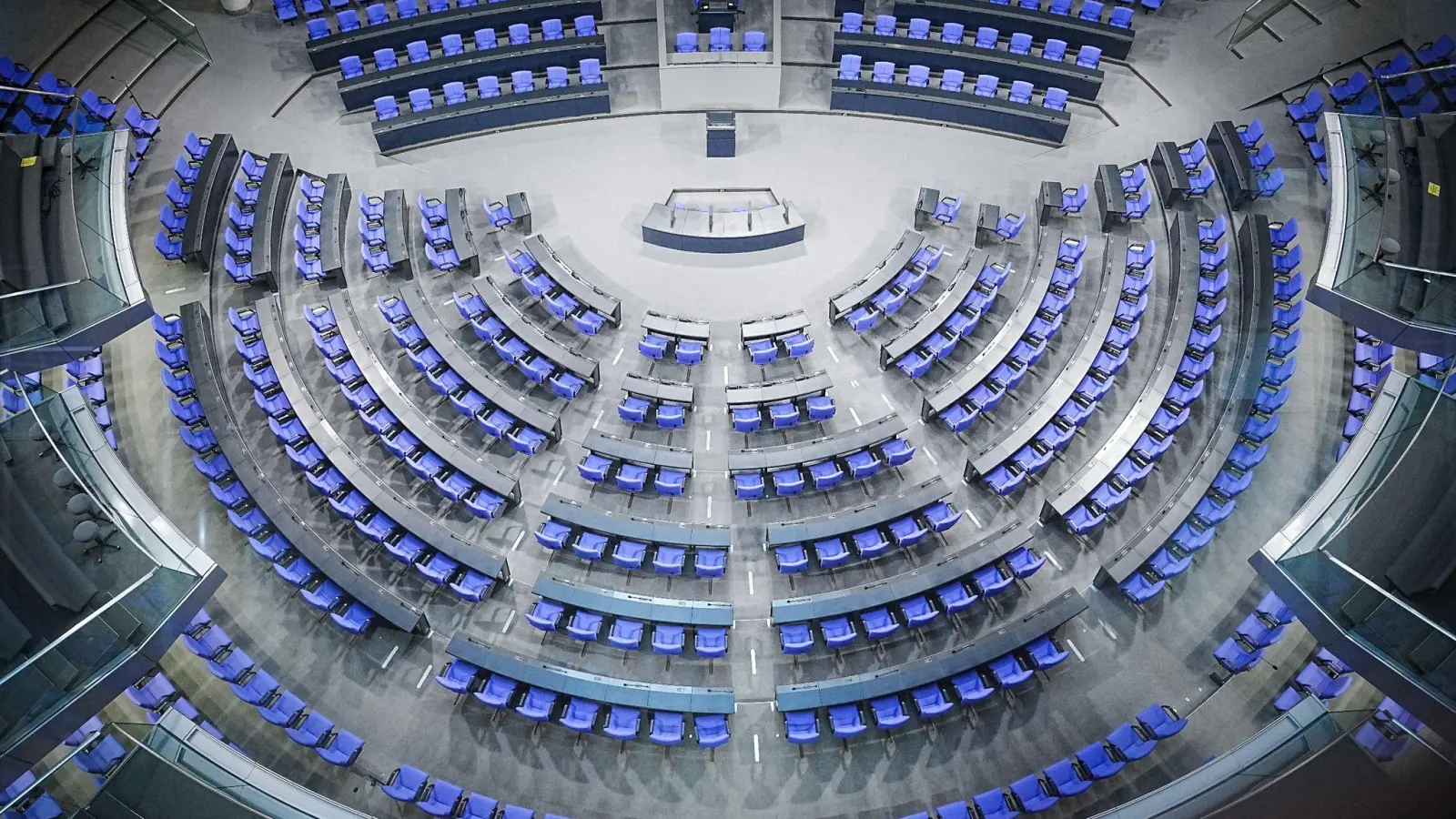 Der Plenarsaal des Bundestags: Durch Überhang- und Ausgleichsmandate ist das Parlament in den vergangenen Jahren immer weiter gewachsen. (Foto: Kay Nietfeld/dpa)