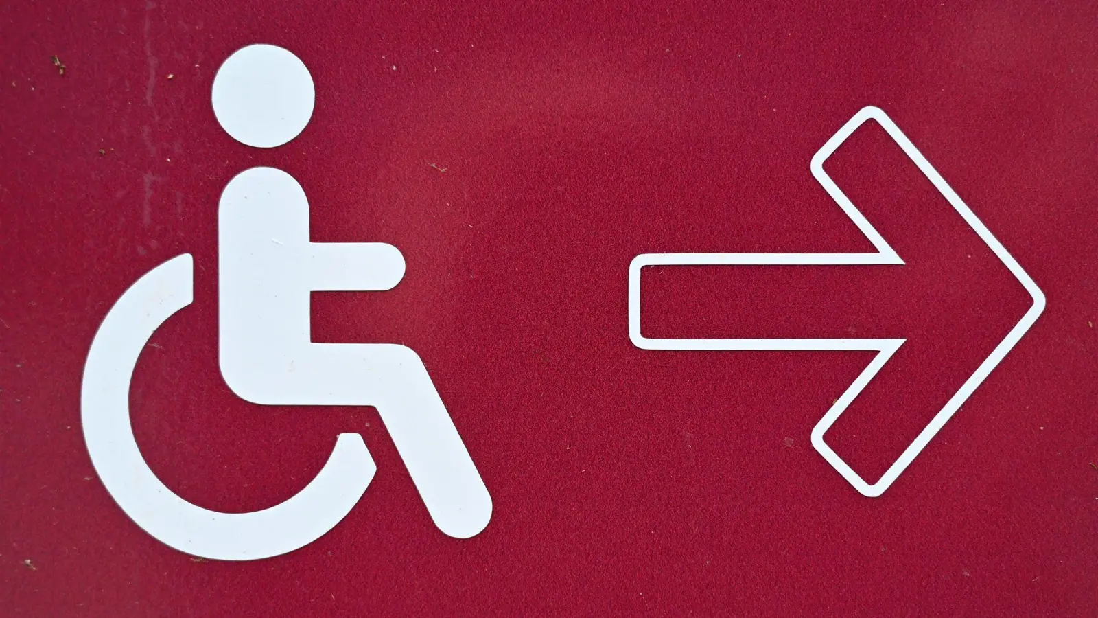 Ein Hinweis für Rollstuhlfahrer ist an einer Zufahrt angebracht. (Foto: Martin Schutt/dpa-Zentralbild/dpa)