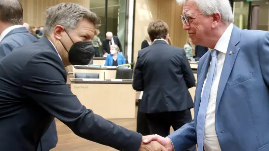 Volker Bouffier (CDU, r) begrüßt Robert Habeck. (Foto: Wolfgang Kumm/dpa)