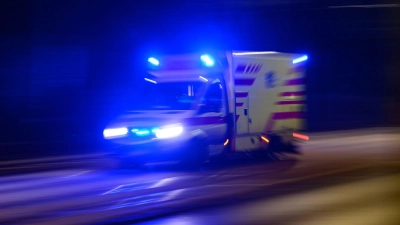 Fahrerin und Beifahrerin kommen mit Verletzungen ins Krankenhaus. (Symbolbild) (Foto: Robert Michael/dpa)