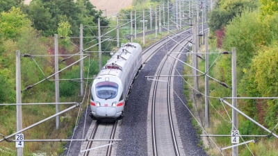 Der Ausfall eines Stellwerks sorgt derzeit für große Probleme im Bahnverkehr zwischen Hamburg und Berlin. (Archivbild) (Foto: Julian Stratenschulte/dpa)