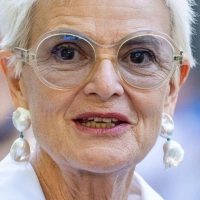Gloria Fürstin von Thurn und Taxis mischte sich bei der Premiere der Schlossfestspiele in Regensburg unter das Publikum. (Foto: Armin Weigel/dpa)