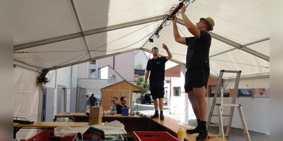 Mitglieder der Freiwilligen Feuerwehr beim Aufbau der Partyzone im Adlerhof. 68 Ehrenamtliche packen beim Altstadtfest mit an. (Foto: Winfried Vennemann)