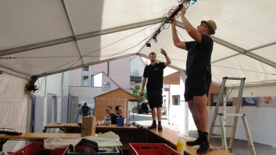 Mitglieder der Freiwilligen Feuerwehr beim Aufbau der Partyzone im Adlerhof. 68 Ehrenamtliche packen beim Altstadtfest mit an. (Foto: Winfried Vennemann)