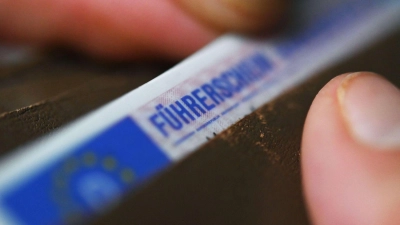 Der Führerschein ist in Deutschland kein zugelassenes Dokument zum Nachweis der Identität. (Foto: Marijan Murat/dpa)