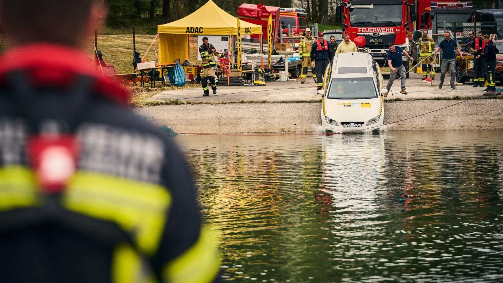 Der ADAC hat in einem Versuch das Sinkverhalten von einem Elektroauto und einem Verbrenner-Pkw getestet. (Foto: Rasmus Kaessmann/ADAC/dpa-tmn)