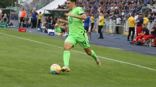 Josip Brekalo wechselt vom VfL Wolfsburg nach Florenz. (Foto: Bodo Schackow/dpa/Archivbild)
