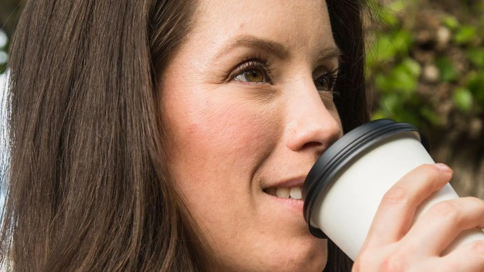 Fühlt sich nach Papier an, ist aber oft Verbundverpackung: Coffee-to-go-Becher gehören in der Regel in die Gelbe Tonne statt ins Altpapier. (Foto: Christin Klose/dpa Themendienst/dpa-tmn)