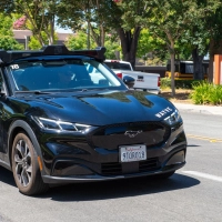 Solche zu selbstfahrenden Autos umgebauten Mustang-Elektroautos von Ford sollen Fahrgäste in London befördern. (Foto: Andrej Sokolow/dpa)