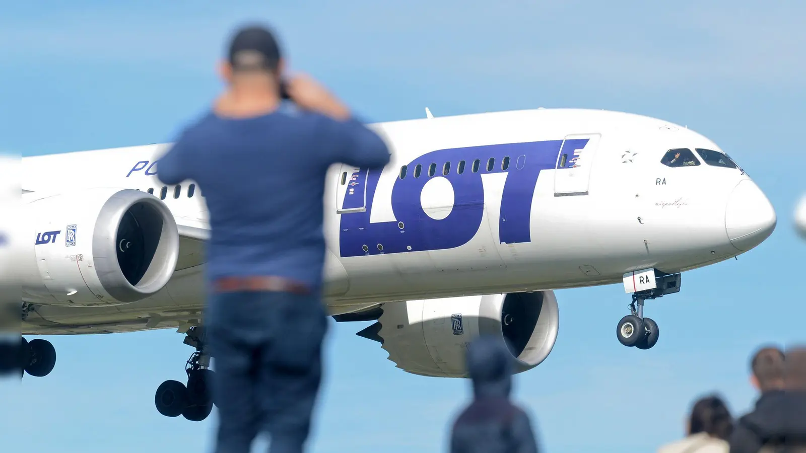 Die Maschine der polnischen Fluggesellschaft Lot musste in Mailand zwischenlanden. (Archivbild) (Foto: Alik Keplicz/AP/dpa)