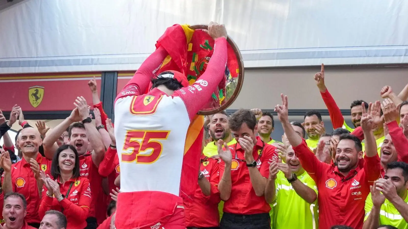 Carlos Sainz muss im kommenden Jahr seinen Platz bei Ferrari freimachen. (Foto: Asanka Brendon Ratnayake/AP/dpa)