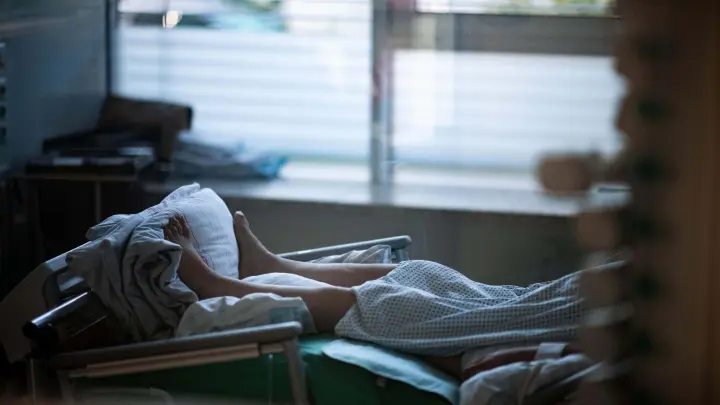 Ein Patient liegt in einem Zimmer auf einer Corona-Intensivstation. (Foto: Fabian Strauch/dpa)