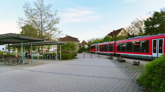 Wer in Neuendettelsau ein Zugticket am Bahnhof kaufen möchte, kann auch in Zukunft auf eine persönliche Beratung zurückgreifen. (Foto: Jim Albright)