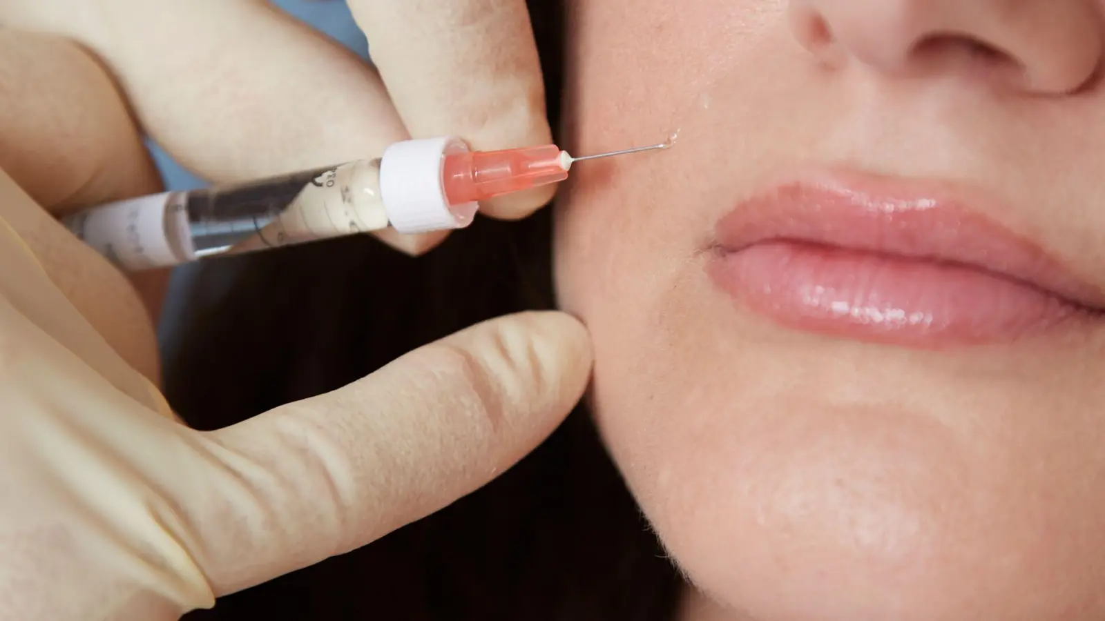 Ein kurzer Piks, das war&#39;s? Auch vermeintlich kleine Eingriffe können große Folgen haben.  (Foto: Magdalena Rodziewicz/dpa-tmn)